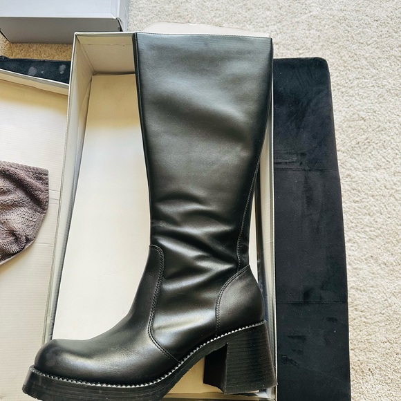 Black Knee-High Heeled Boots with Chunky Heel - Picture 1 of 3